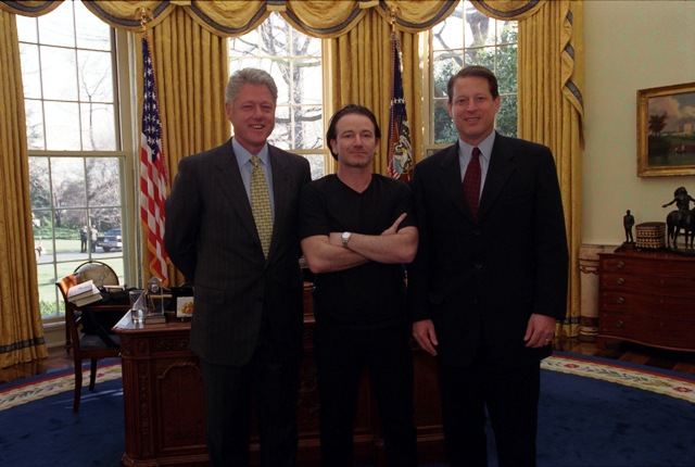 בונו עם הנשיא קלינטון וסגנו אל גור